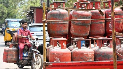 বাণিজ্যিক গ্যাস সিলিন্ডারে বড় ধাক্কা! অনেকটা বাড়ল দাম, কত? দেখে নিন!