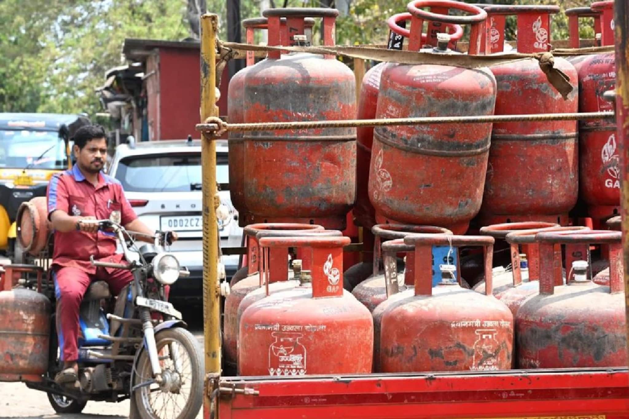 বাণিজ্যিক গ্যাস সিলিন্ডারে বড় ধাক্কা! অনেকটা বাড়ল দাম, কত? দেখে নিন! 
