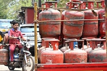 বাণিজ্যিক গ্যাস সিলিন্ডারে বড় ধাক্কা! অনেকটা বাড়ল দাম, কত? দেখে নিন!