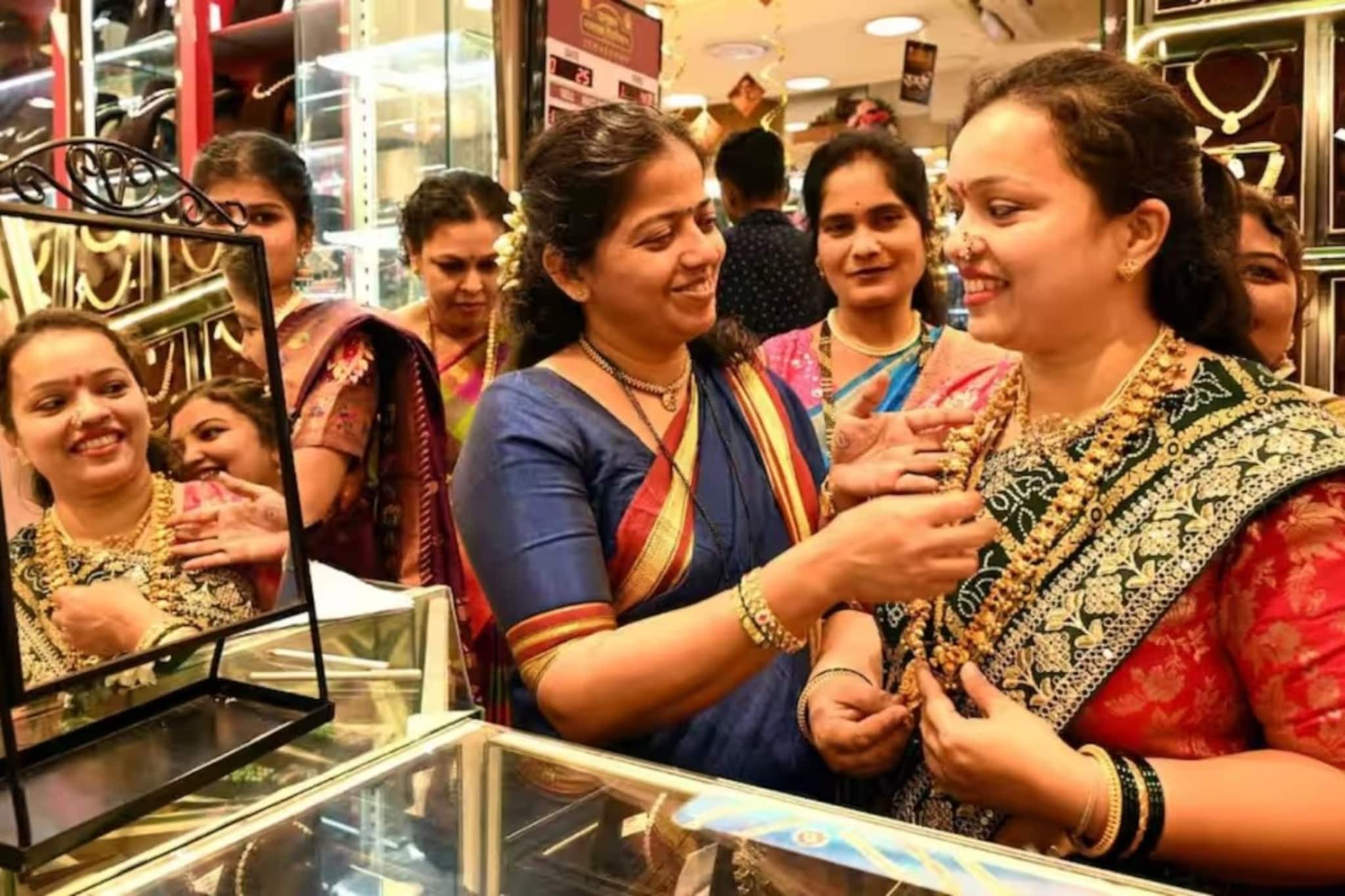 সোনা এখন অগ্নিমূল্য ! জেনে নিন এই বাজারেও সস্তায় কীভাবে সোনা কিনবেন ?