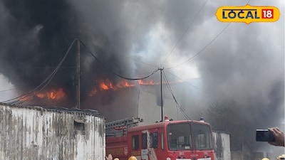 কারখানায় দাউদাউ করে জ্বলছে আগুন