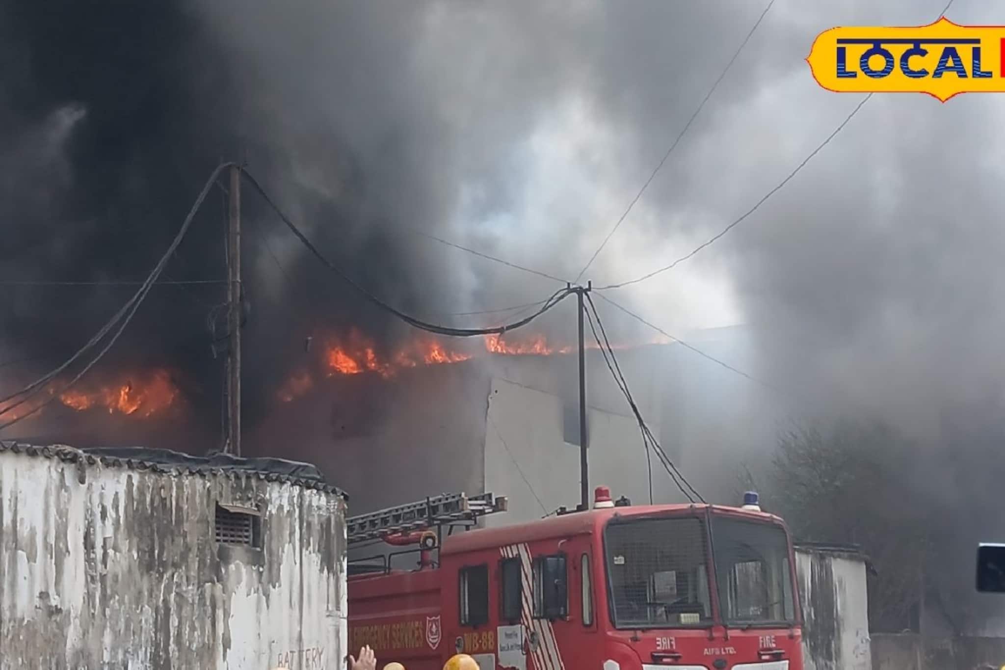 পাখা কারখানায় ভয়াবহ আগুন, দিনেই নেমেছে অন্ধকার! লক্ষ লক্ষ টাকার ক্ষতি পাখা কারখানায় ভয়াবহ আগুন, দিনেই নেমেছে অন্ধকার! লক্ষ লক্ষ টাকার ক্ষতি