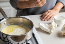 সকালে ফুটিয়ে রাখা দুধ বিকেলেই টক হয়ে যাচ্ছে? ফোটানোর সময় মেশান এই সাদা গুঁড়ো! অনেকক্ষণ তাজা থাকবে