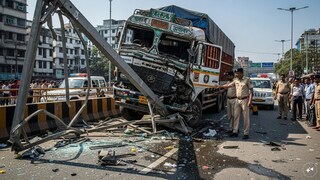  উল্টোডাঙায় হাইট বার ভেঙে ঢুকে পড়ল লরি! ক্যানাল রোডে বিশাল ধাক্কা! চালক-গাড়ি আটক পুলিশের (AI IMAGE)