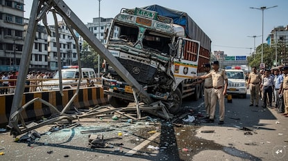 উল্টোডাঙায় হাইট বার ভেঙে ঢুকে পড়ল লরি! ক্যানাল রোডে বিশাল ধাক্কা! চালক-গাড়ি আটক পুলিশের (AI IMAGE) উল্টোডাঙায় হাইট বার ভেঙে ঢুকে পড়ল লরি! ক্যানাল রোডে বিশাল ধাক্কা! চালক-গাড়ি আটক পুলিশের (AI IMAGE)