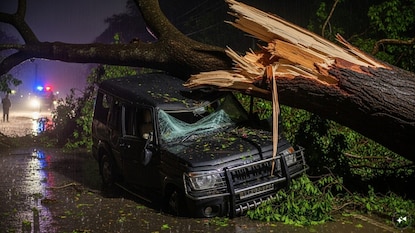 ঝড়-বৃষ্টিতে গাছের ডাল ভেঙে পুলিশের গাড়িতে! দুর্যোগের রাতে কনস্টেবলের মৃত্যু, জখম ৩ (Representative Image: AI) ঝড়-বৃষ্টিতে গাছের ডাল ভেঙে পুলিশের গাড়িতে! দুর্যোগের রাতে কনস্টেবলের মৃত্যু, জখম ৩ (Representative Image: AI)