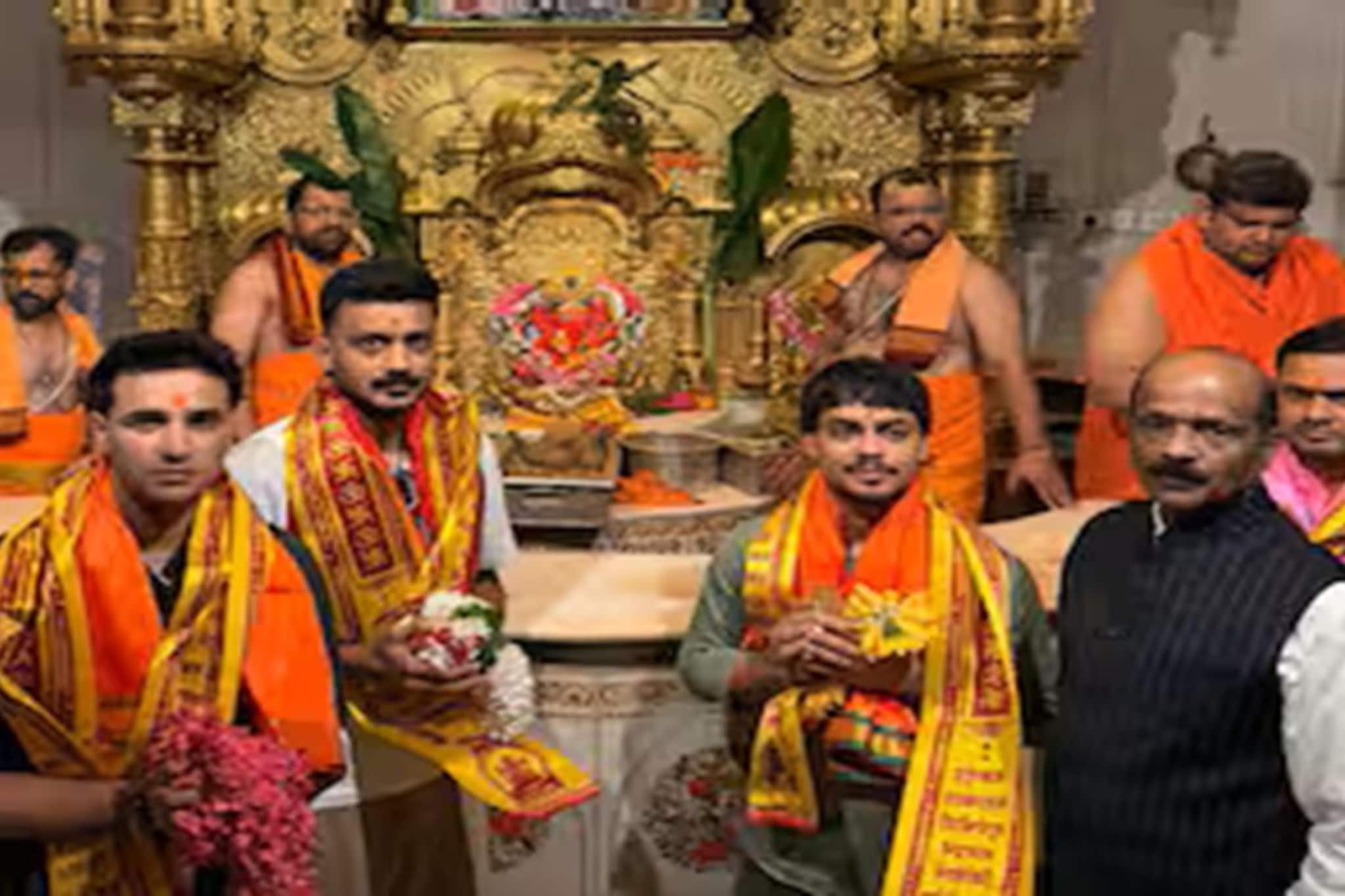 ইংল্যান্ডের বিরুদ্ধে সেমিফাইনালের আগে সিদ্ধিবিনায়ক মন্দিরে হাজির অভিষেক,অক্ষর-ইশান। ইংল্যান্ডের বিরুদ্ধে সেমিফাইনালের আগে সিদ্ধিবিনায়ক মন্দিরে হাজির অভিষেক,অক্ষর-ইশান।