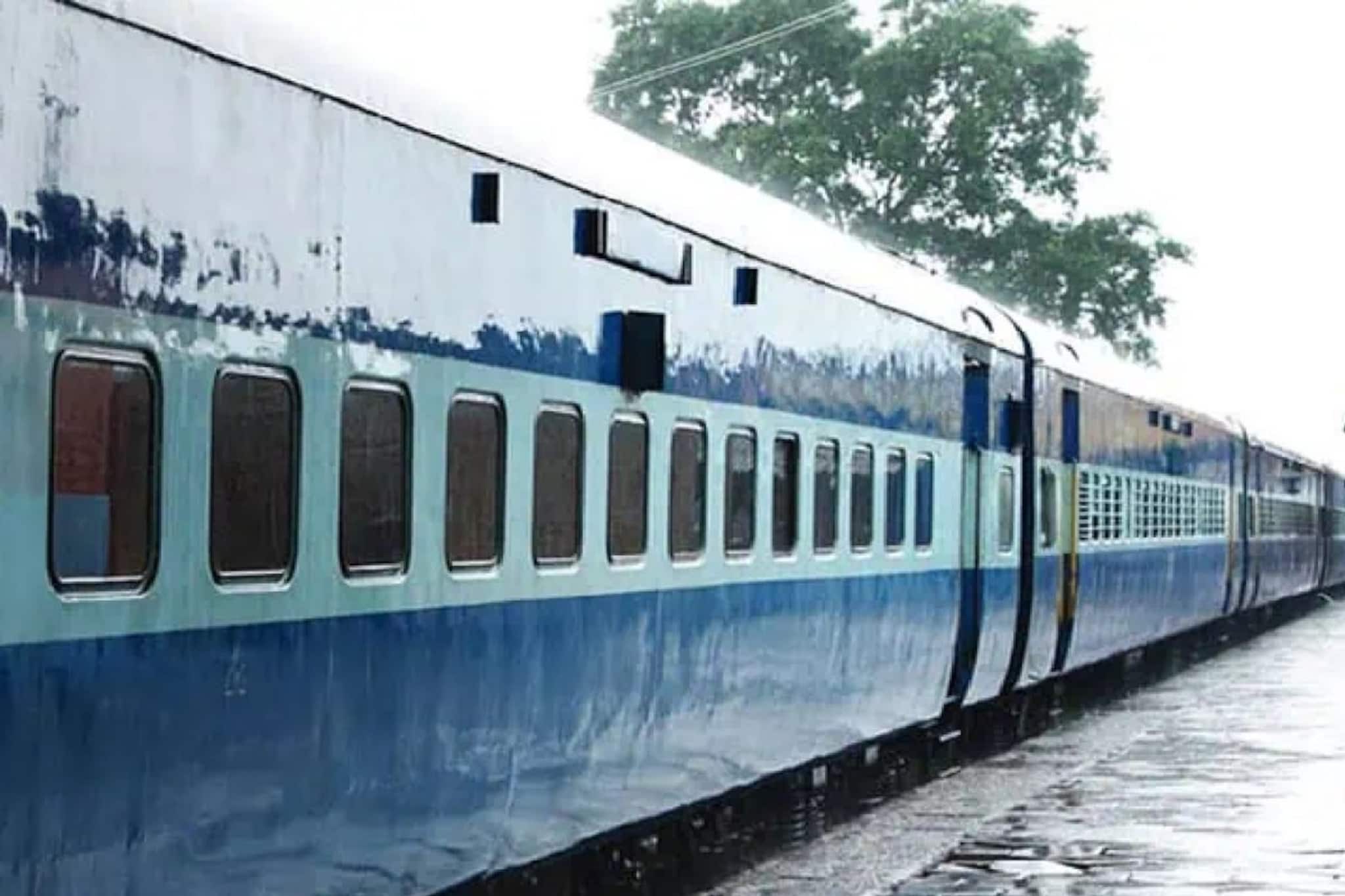 চলন্ত ট্রেনে ওঠা মানেই জীবন নিয়ে জুয়া! বারবার সতর্কবার্তা সত্ত্বেও কেন বাড়ছে দুর্ঘটনার ঝুঁকি? 