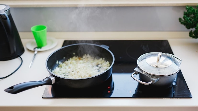 Induction Tips: সাবধান! একটি ছোট ভুলেই ইন্ডাকশন কুকার পুড়ে যেতে পারে! ব্যবহার করার আগে এই বিষয়গুলি জেনে নিন Induction Tips: সাবধান! একটি ছোট ভুলেই ইন্ডাকশন কুকার পুড়ে যেতে পারে! ব্যবহার করার আগে এই বিষয়গুলি জেনে নিন