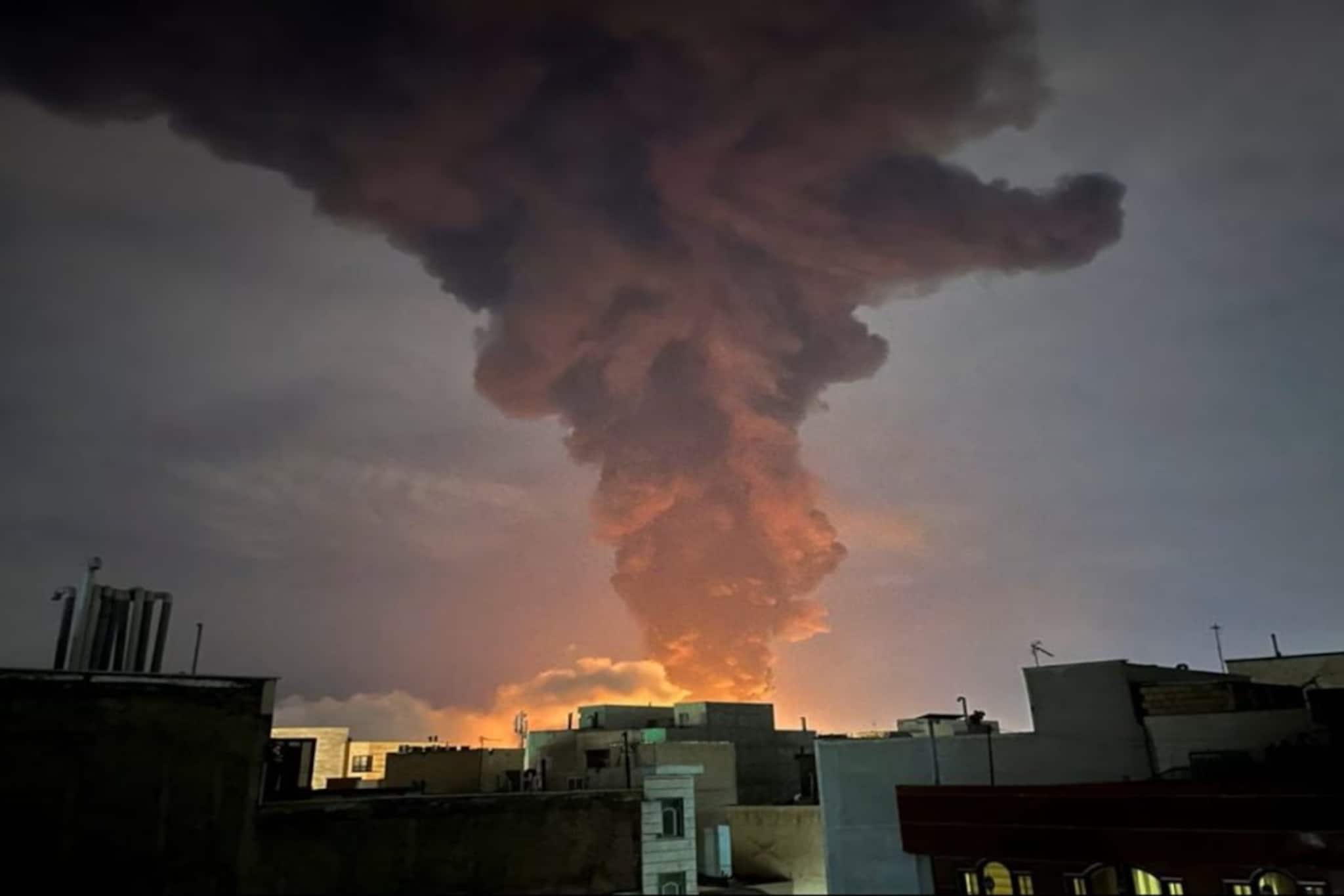 ইরানে তেলের ডিপোতে একের পর এক হামলা মার্কিন-ইজরায়েল বাহিনীর! তেহরানকে নতুন প্যাঁচ