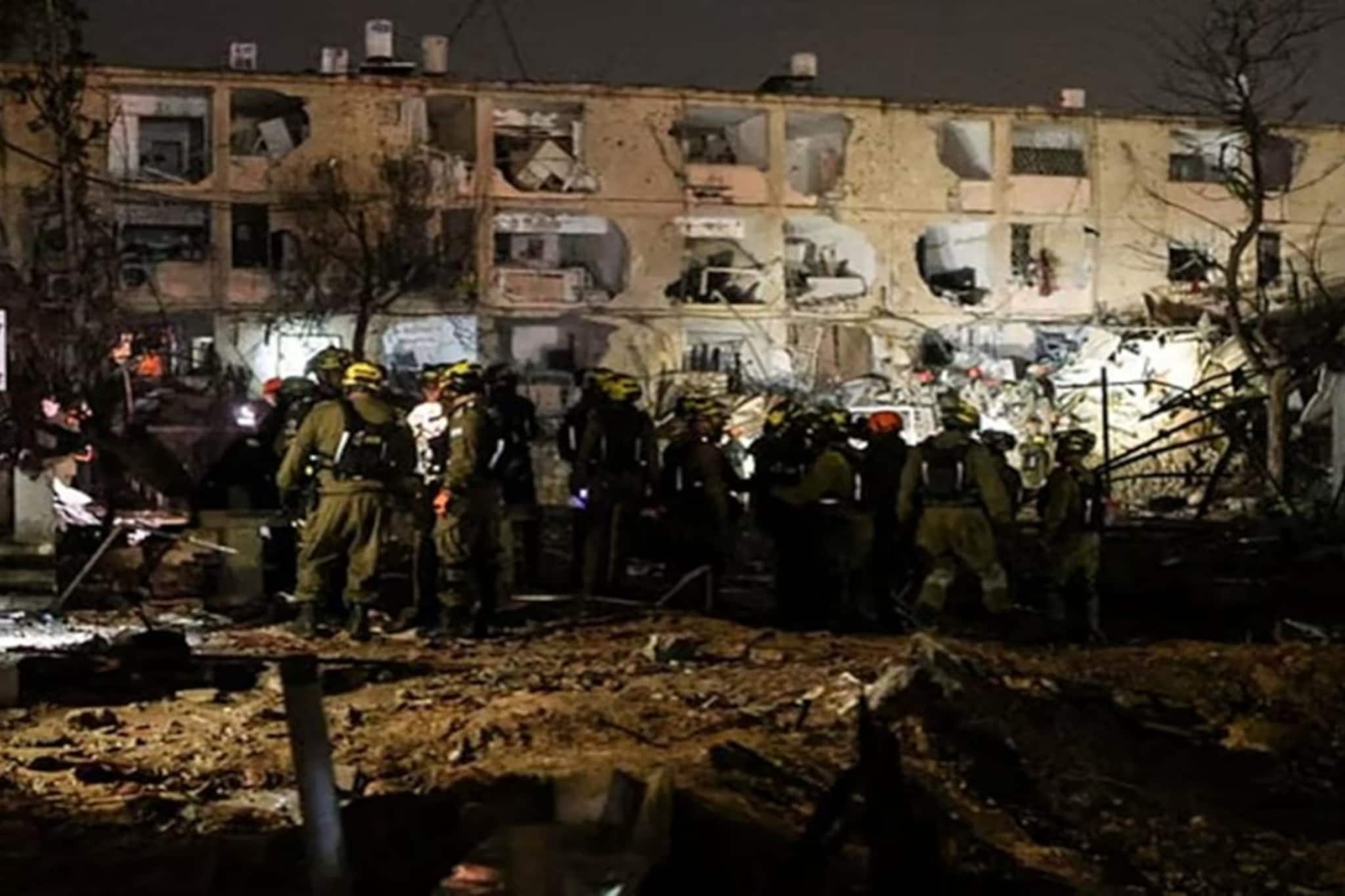 'অত্যন্ত কঠিন এক সন্ধ্যা', মাথায় হাত নেতানিয়াহুর! ইরান যা করল ইজরায়েলে, শুনে চমকে উঠছে গোটা বিশ্ব! 'অত্যন্ত কঠিন এক সন্ধ্যা', মাথায় হাত নেতানিয়াহুর! ইরান যা করল ইজরায়েলে, শুনে চমকে উঠছে গোটা বিশ্ব!