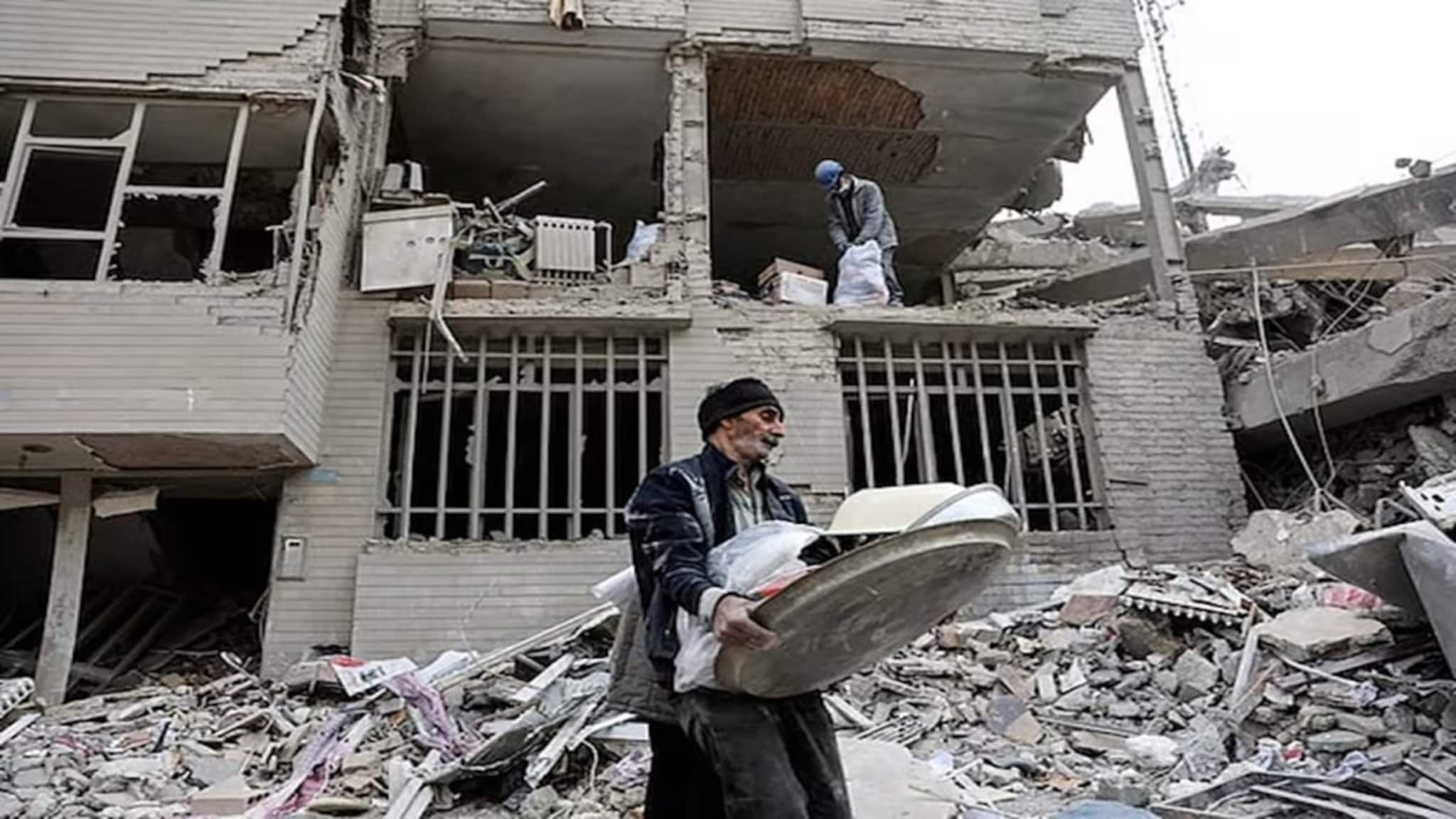 Iran War: ইরানে ভয়ঙ্কর হামলা চালাল আমেরিকা-ইজরায়েল! তেহরানজুড়ে বিস্ফোরণের শব্দ, মৃত্যু বাড়ছে লাফিয়ে