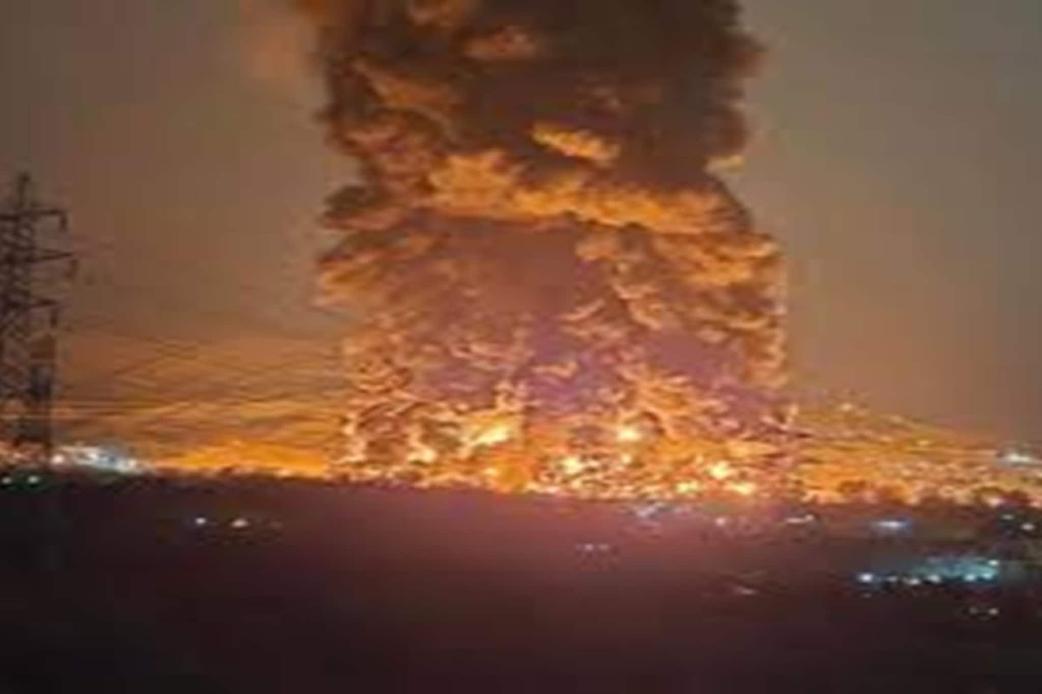 একটি লাল আলো, তারপরই আকাশে লাল মেঘ! রাত হয়ে গেল 'দিন'! তেহরানে এ কী বিস্ফোরণ করল ইজরায়েল!