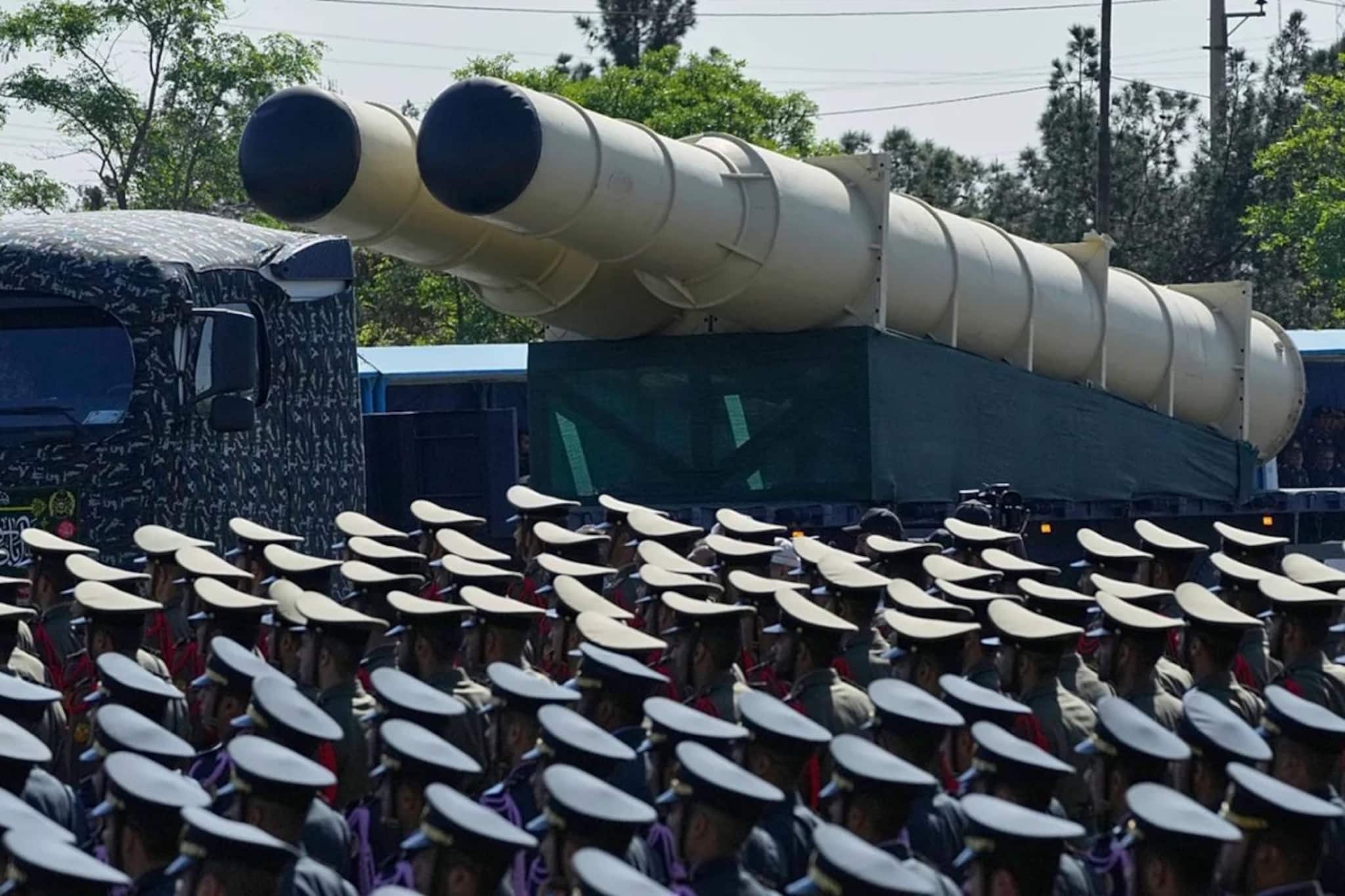 শব্দের চেয়ে ১৩ গুণ বেশি গতির ক্ষেপণাস্ত্র! এ কী দিয়ে হামলা চালাল ইরান! ছারখার হচ্ছে ইজরায়েল? শব্দের চেয়ে ১৩ গুণ বেশি গতির ক্ষেপণাস্ত্র! এ কী দিয়ে হামলা চালাল ইরান! ছারখার হচ্ছে ইজরায়েল?