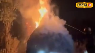 খড়ের গাদায় দাউদাউ করে জ্বলছে আগুন