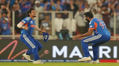 কলকাতা: ২০২৬ সালের আইসিসি পুরুষদের টি-টোয়েন্টি বিশ্বকাপের ফাইনালে নিউজিল্যান্ডের বিরুদ্ধে ভারতের বোলিংয়ের আক্রমণভাগের নেতৃত্ব দেওয়ার কথা ছিল জসপ্রীত বুমরাহের। আর একেবারে লিডিং ফ্রম দ্য ফ্রন্টই করলেন বুম-বুম-বুমরাহ৷ টি টোয়েন্টি বিশ্বকাপের ফাইনালে বুমরাহের পরিসংখ্যান চোখ রাখলে সর্ষে ফুল দেখবে যে কোনও বিপক্ষই৷ প্লেয়ার অফ দ্য ম্যাচ হলেন জসপ্রীত বুমরাহ৷ Photo- AP