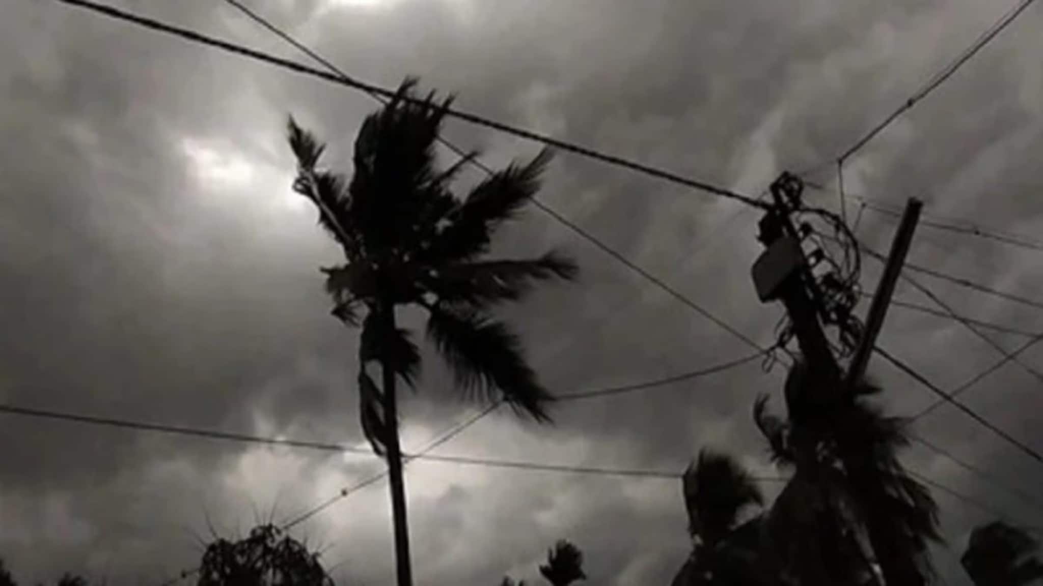 তীব্র ঝড়ের দাপটে মর্মান্তিক দুর্ঘটনা, ইলেকট্রিক খুঁটি ভেঙে মৃত্যু হল মহিলার