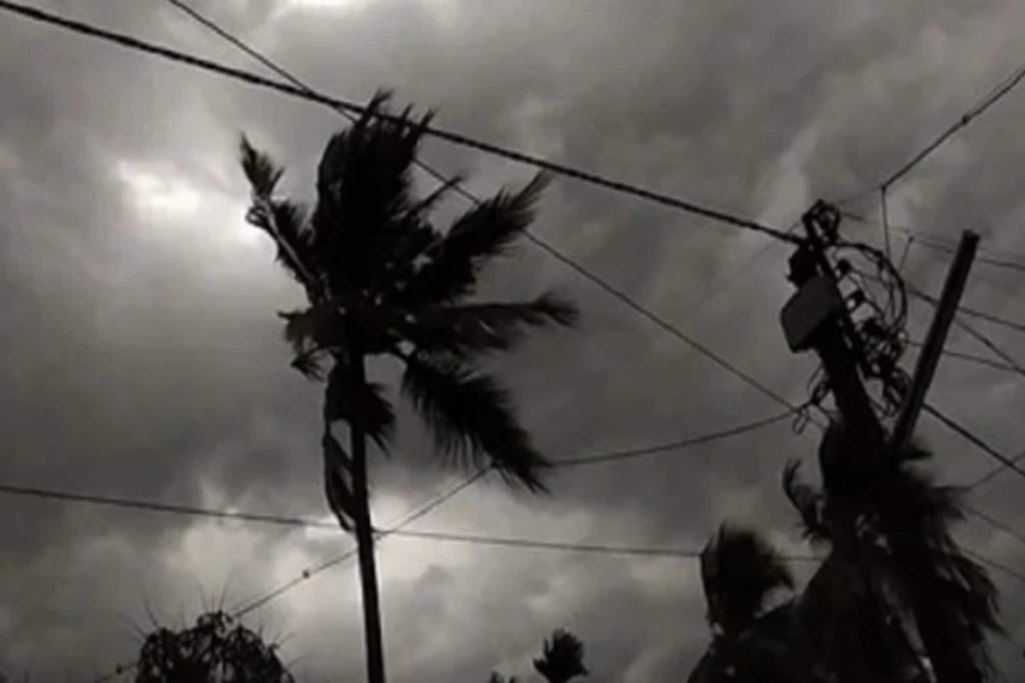 তীব্র ঝড়ের দাপটে মর্মান্তিক দুর্ঘটনা, ইলেকট্রিক খুঁটি ভেঙে মৃত্যু হল মহিলার