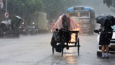 বজ্রবিদ্যুৎ-সহ ঝড়-বৃষ্টি শুরু কলকাতায়। পূর্বাভাস ছিলই বৃহস্পতিবার সকাল থেকেই। আলিপুর আবহাওয়া দফতরের পূর্বাভাস, রাজ্যের একাধিক জেলায় ঝড়-বৃষ্টির পরিস্থিতি। আগামী দুই থেকে তিন ঘণ্টায় বজ্রবিদ্যুৎ-সহ বৃষ্টির সতর্কতা। 