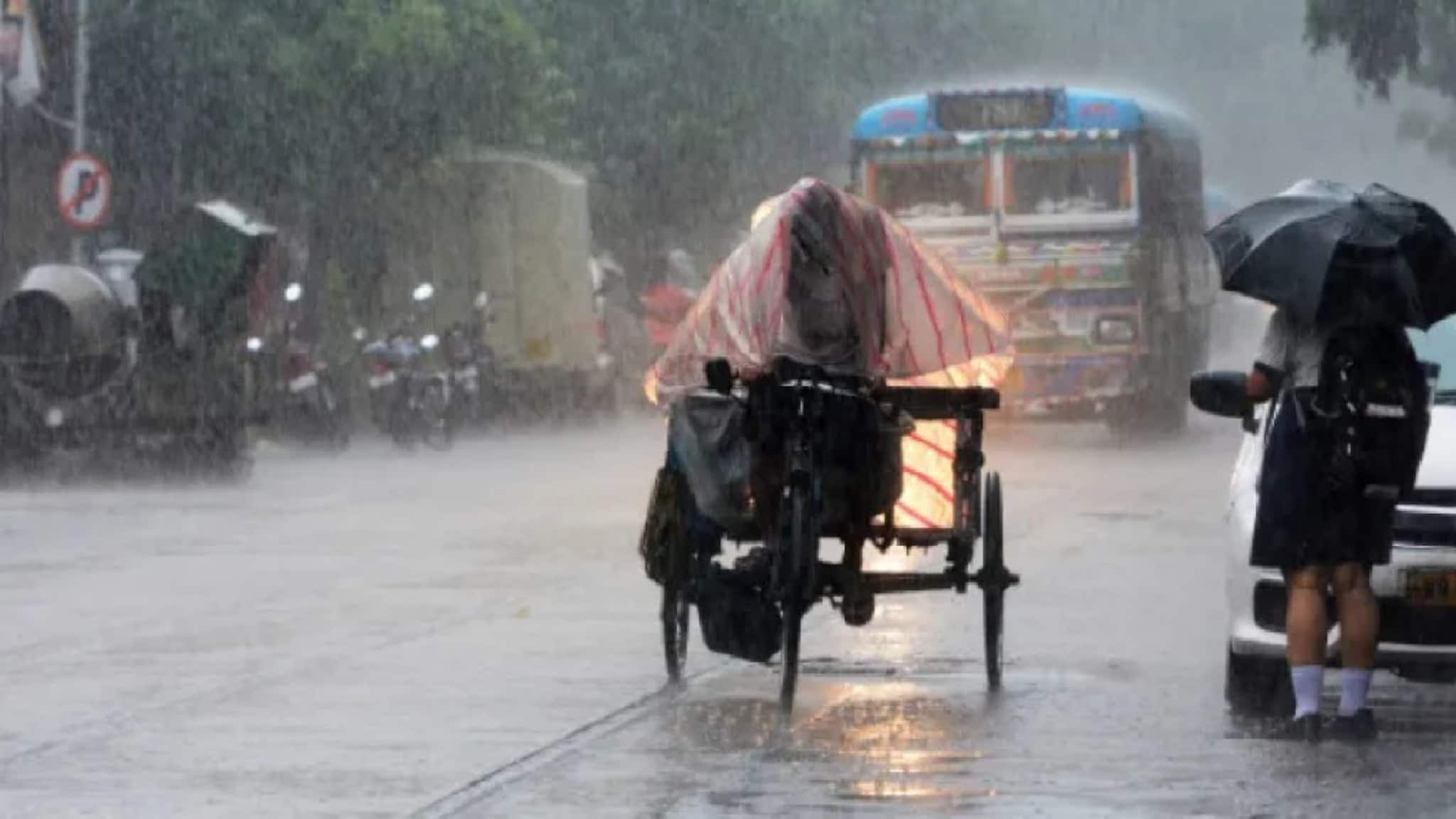 IMD Weather Update: কলকাতায় ঝমঝমিয়ে বৃষ্টি শুরু, দক্ষিণবঙ্গের ৭ জেলায় বজ্রবিদ্যুৎ-সহ ঝড়-বৃষ্টির সতর্কতা জারি! আবহাওয়ার বড় খবর