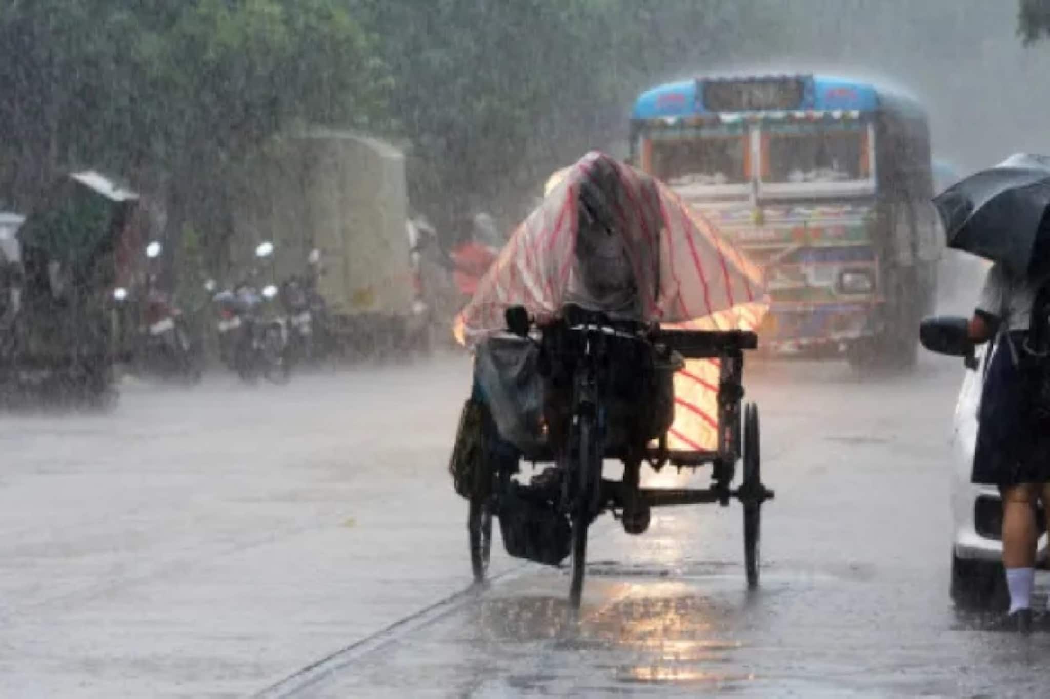 কলকাতায় ঝমঝমিয়ে বৃষ্টি শুরু, দক্ষিণবঙ্গের ৭ জেলায় বজ্রবিদ্যুৎ-সহ ঝড়-বৃষ্টির সতর্কতা জারি! আবহাওয়ার বড় খবর 