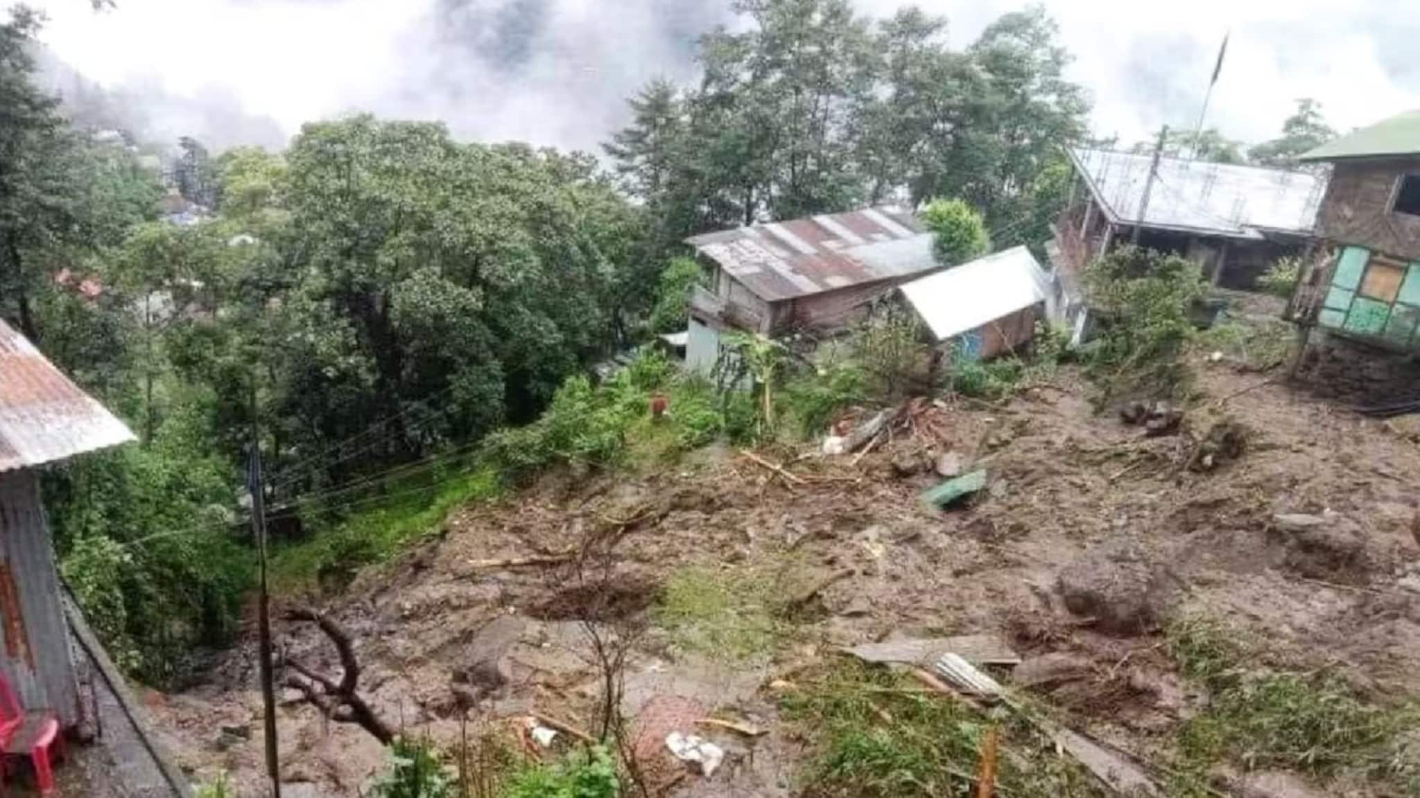 Sikkim Landslide: উত্তর সিকিমে ভয়াবহ ভূমিধস! ভেঙে চুরমার রাস্তা, আটকে প্রায় ২০০ পর্যটক! বন্ধ সিকিমের একাধিক পর্যটন কেন্দ্র