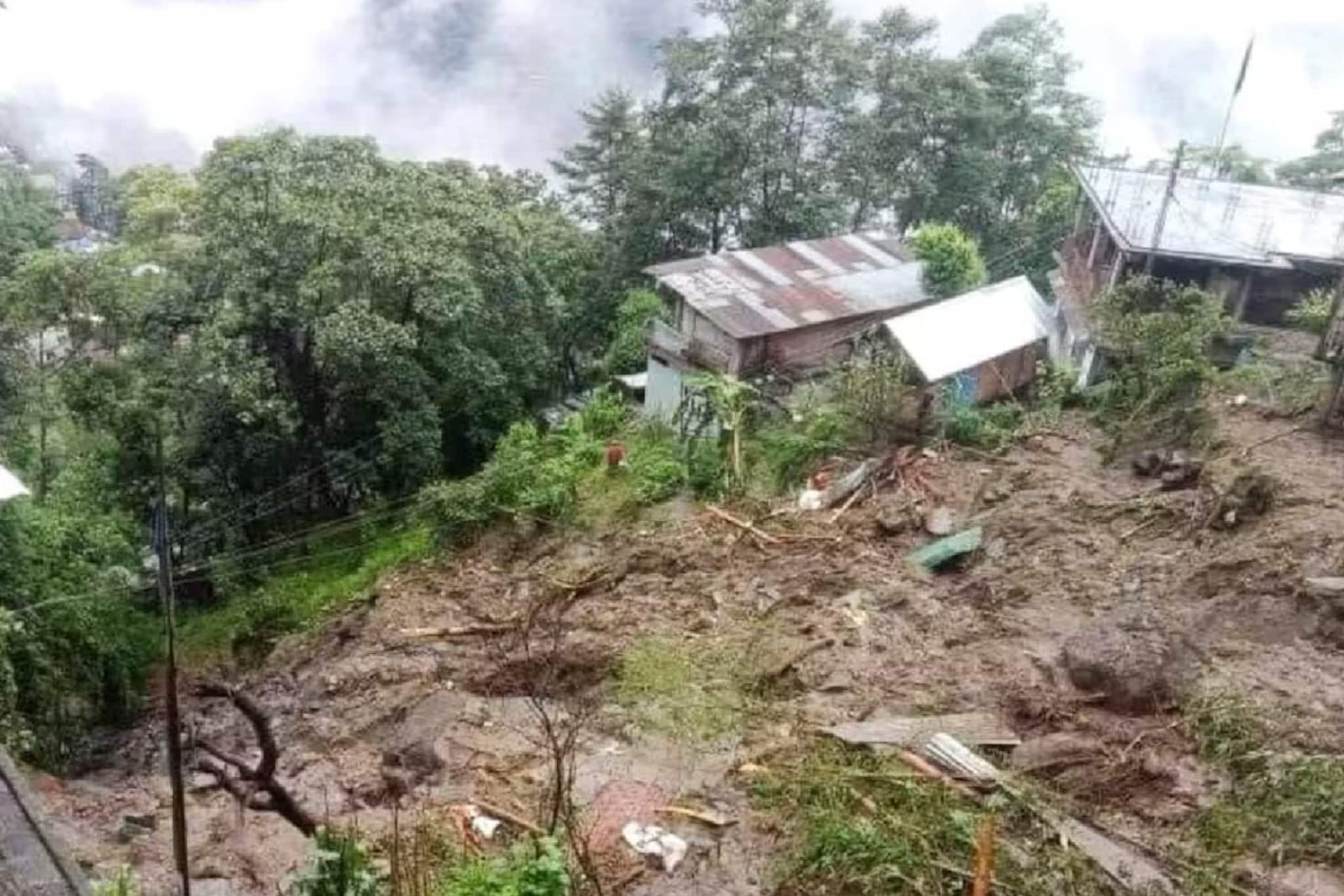 উত্তর সিকিমে ভয়াবহ ভূমিধস! ভেঙে চুরমার রাস্তা, আটকে প্রায় ২০০ পর্যটক! বন্ধ সিকিমের একাধিক পর্যটন কেন্দ্র