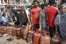 LPG cylinder Crisis: 'প্যানিক' নয়, গ্যাস বুক করার আড়াই দিনের মধ্যেই মিলবে সিলিন্ডার, আশ্বস্ত করল কেন্দ্র