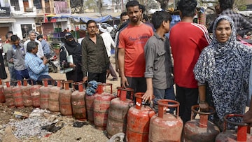  'প্যানিক' নয়, গ্যাস বুক করার আড়াই দিনের মধ্যেই মিলবে সিলিন্ডার, আশ্বস্ত করল কেন্দ্র