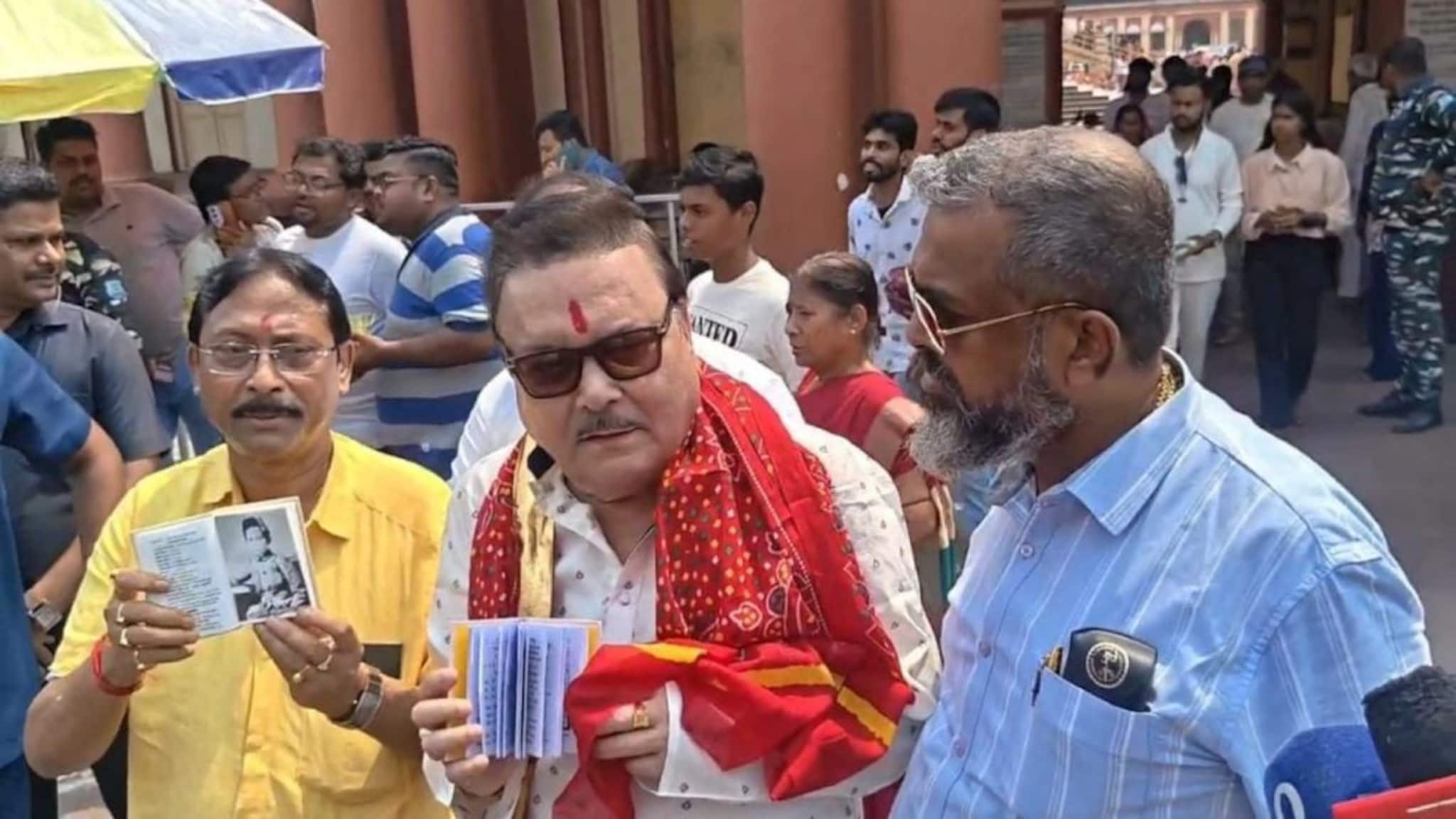 হাতে ওটা কী...? দক্ষিণেশ্বর মা ভবতারিণী মন্দিরে পুজো দিয়ে প্রচার শুরু করলেন কামারহাটির তৃণমূল প্রার্থী মদন মিত্র