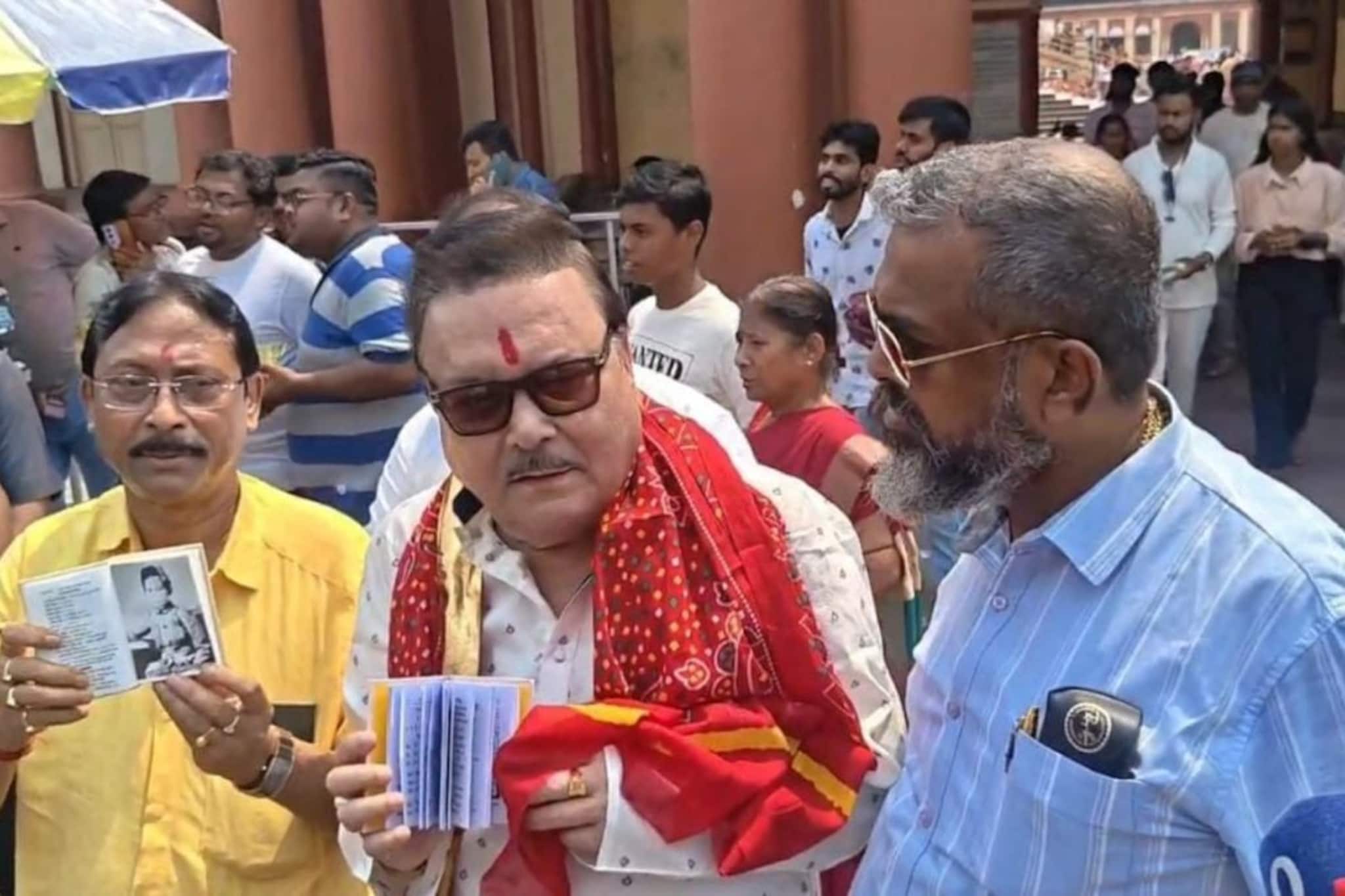 হাতে ওটা কী...? দক্ষিণেশ্বর মা ভবতারিণী মন্দিরে পুজো দিয়ে প্রচার শুরু করলেন কামারহাটির তৃণমূল প্রার্থী মদন মিত্র