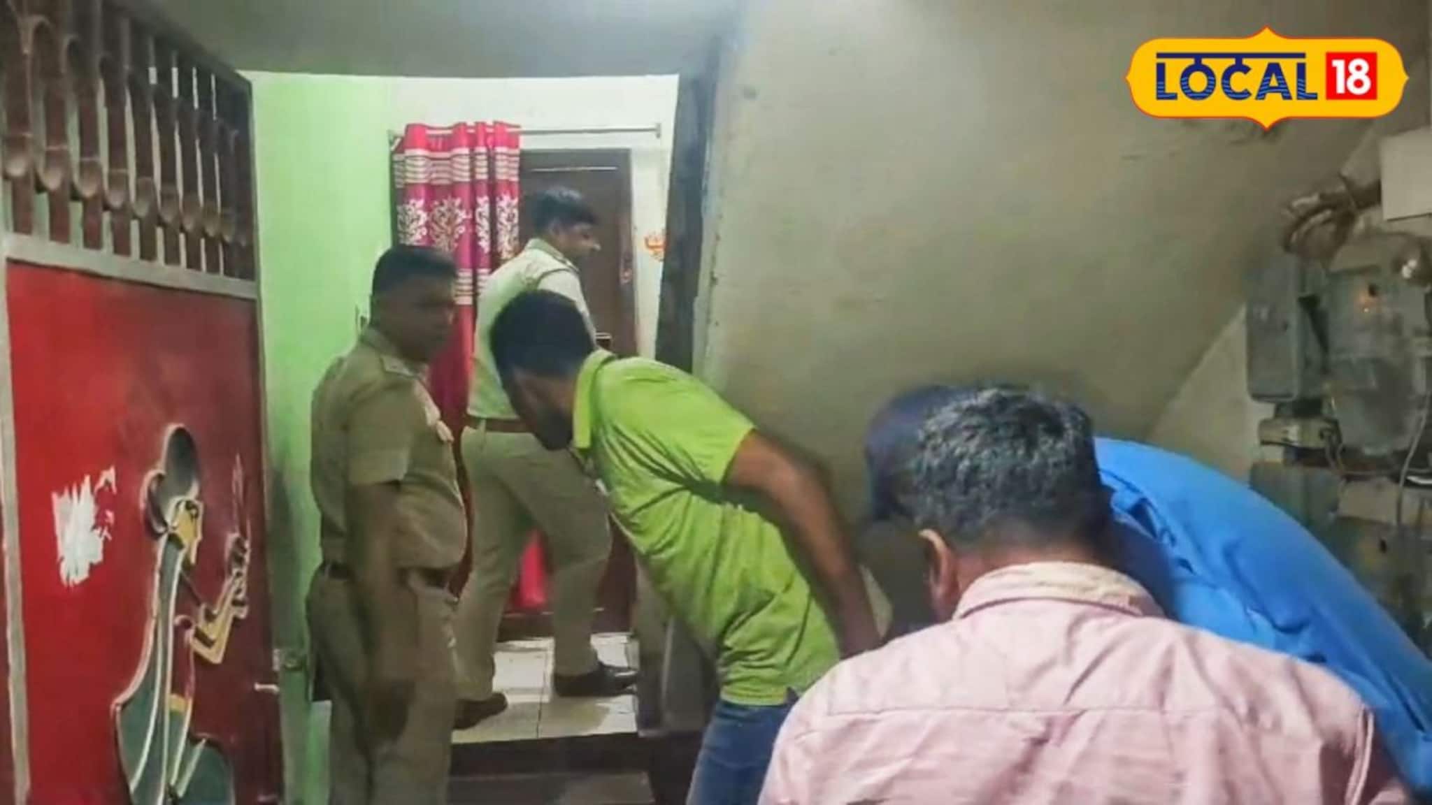 ছাদে পড়ে মায়ের দেহ, সরাতে গিয়ে ধরা পড়ল বড় ছেলে! তীব্র উত্তেজনা মালদহে