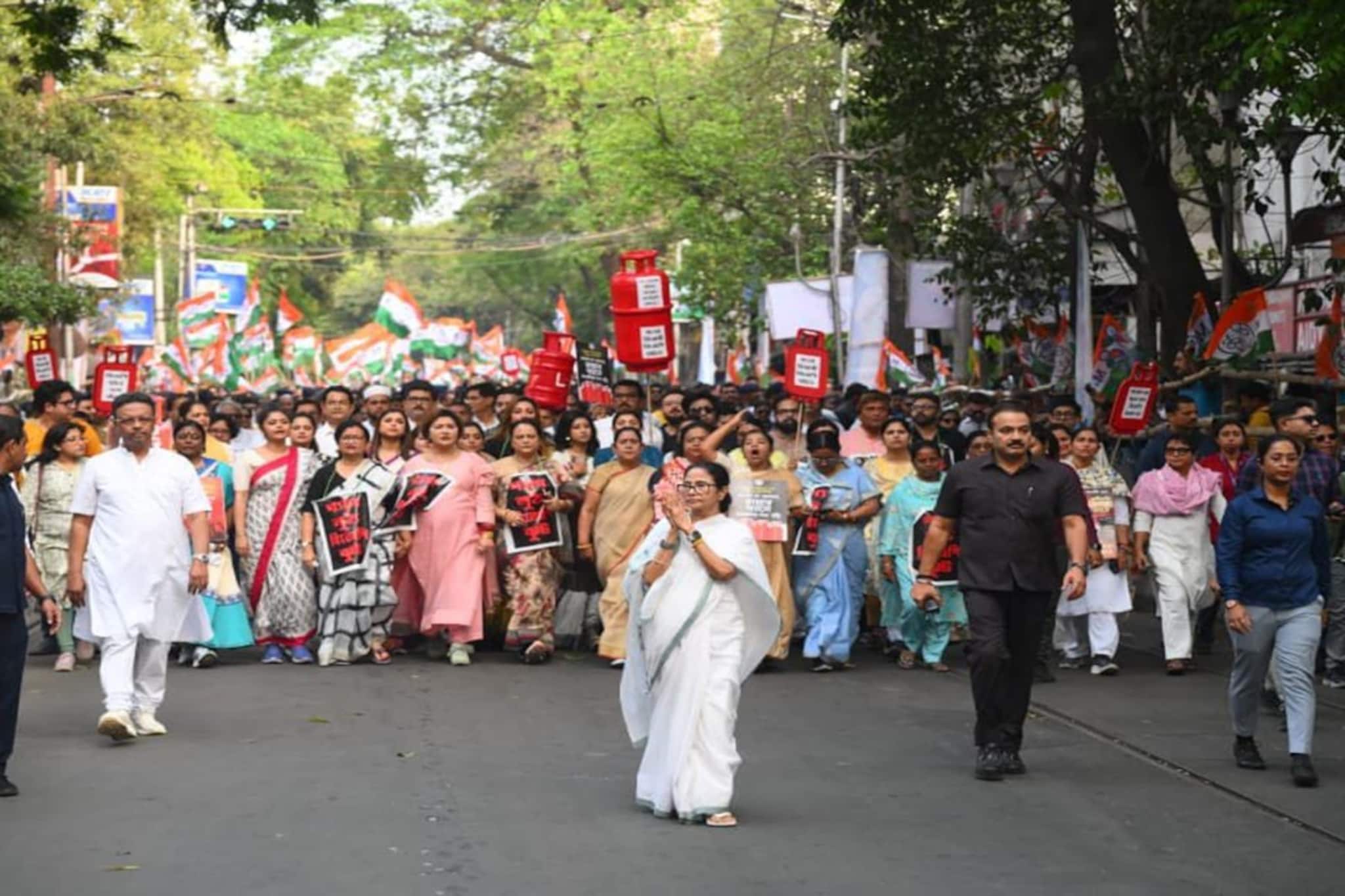 'আমাদের প্রত্যাবর্তন হবে' ভোট দামামা বাজতেই কলেজ স্কোয়ারের মিছিল থেকে রণহুঙ্কার মমতার!