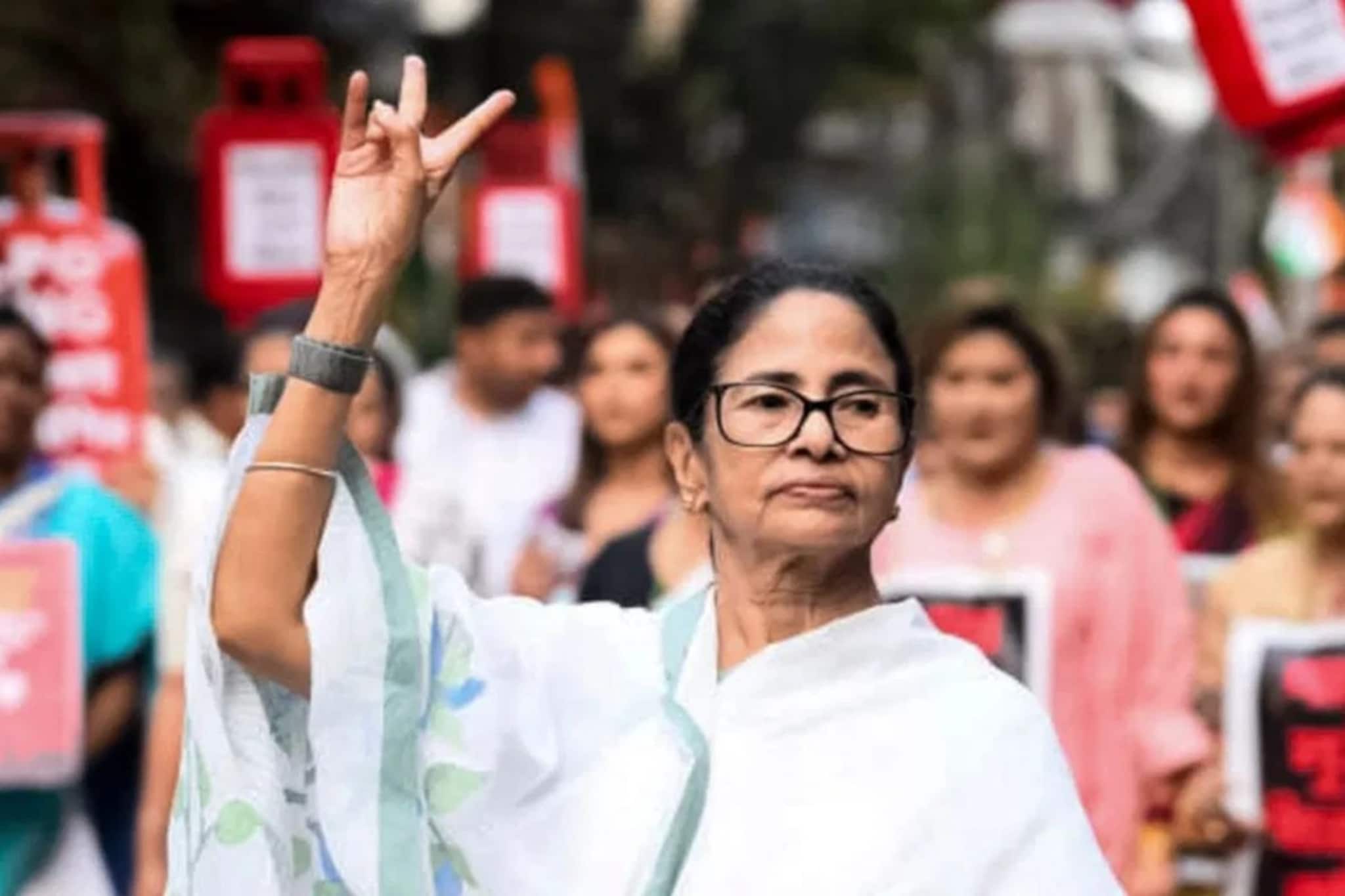 তৃণমূলের ইস্তেহারে থাকছে দুরন্ত চমক! মহিলা আর যুবদের জন্য বিরাট কোনও ঘোষণা?