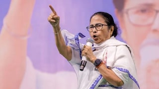 ‘বেশি বাড়াবাড়ি করলে দিল্লির সরকার ফেলে দেব’, ধরনামঞ্চ থেকে বিজেপিকে কড়া হুঁশিয়ারি মমতার!