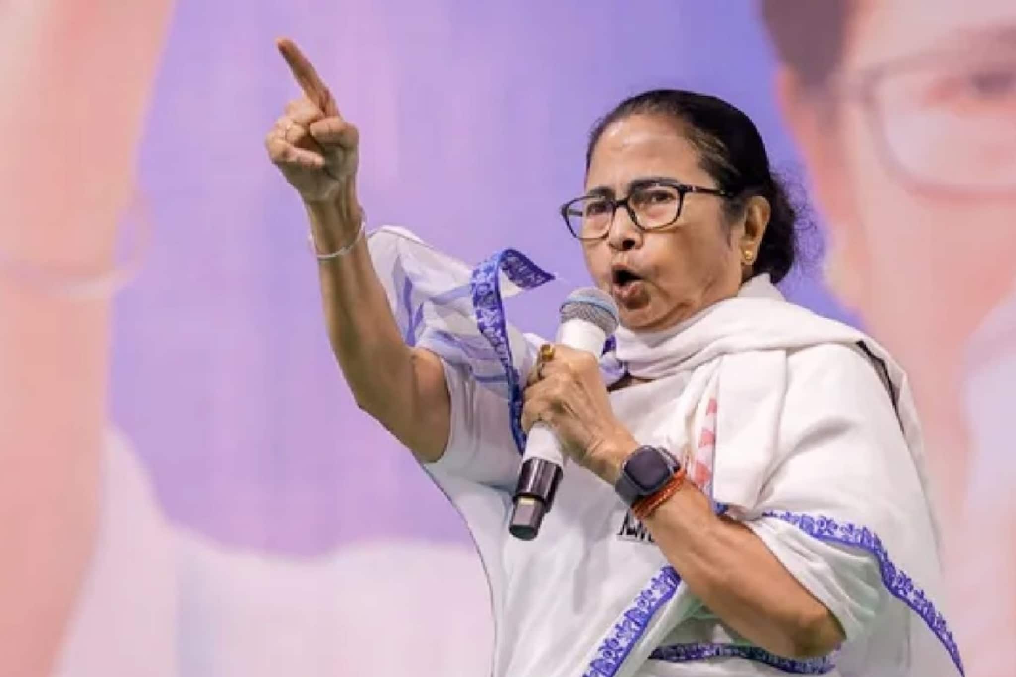 ‘বেশি বাড়াবাড়ি করলে দিল্লির সরকার ফেলে দেব’, ধরনামঞ্চ থেকে বিজেপিকে কড়া হুঁশিয়ারি মমতার