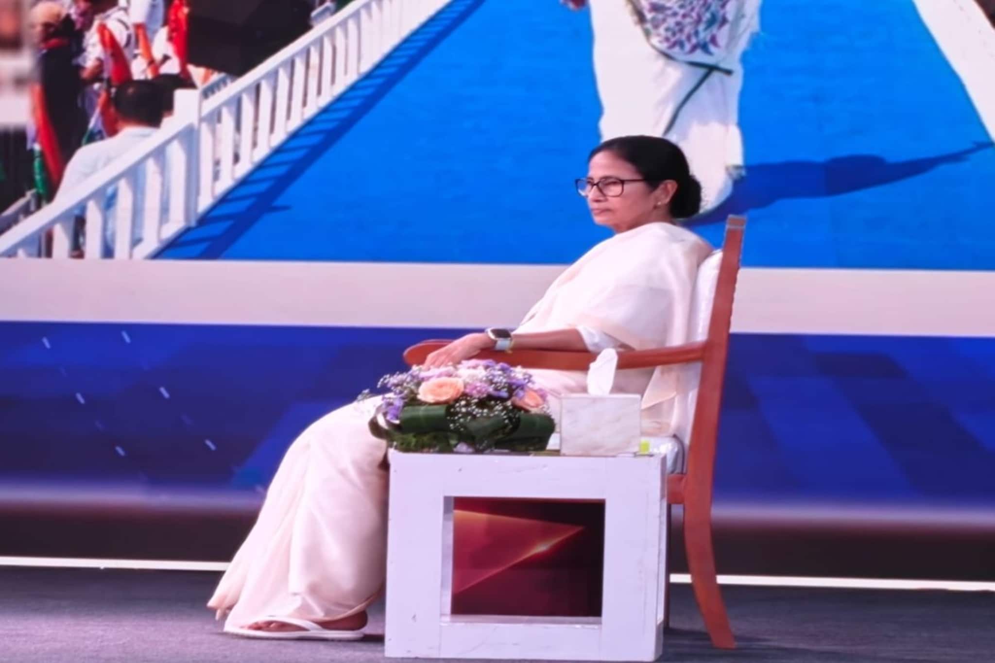 'ভোটের সময় এই ভাগাভাগি কেন?' আবাসনের মধ্যে ভোট বুথ তৈরির পরিকল্পনা নিয়ে কী বললেন মমতা?