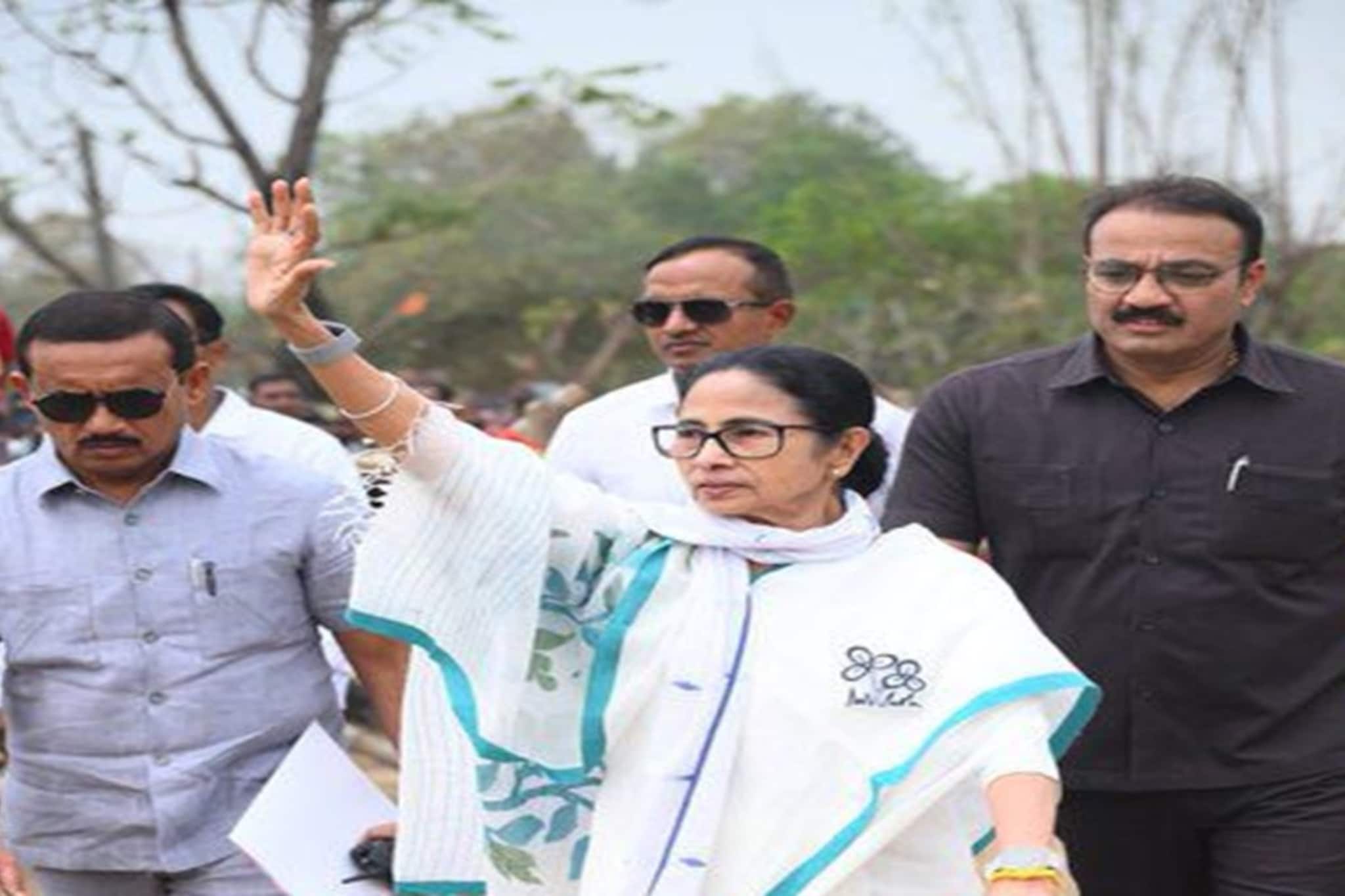 'বুথে ৫০০ থাকলে ৪০০ নাম বাদ! অফিসারকদের কেরল, তামিলনাড়ুতে পাঠিয়ে দিয়েছে' বিস্ফোরক অভিযোগ মমতার 'বুথে ৫০০ থাকলে ৪০০ নাম বাদ! অফিসারকদের কেরল, তামিলনাড়ুতে পাঠিয়ে দিয়েছে' বিস্ফোরক অভিযোগ মমতার