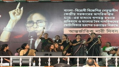 গ্যাস নেই, রান্নাও নেই! কালো শাড়ি পরে হাতা-খুন্তি নিয়ে প্রতিবাদে মহিলারা! অভিনব কর্মসূচি তৃণমূলের 