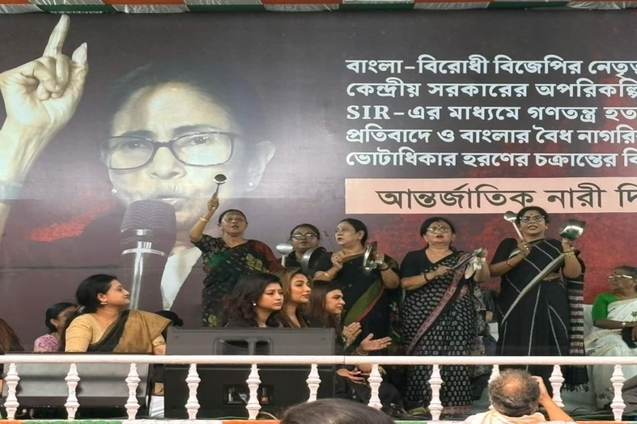 গ্যাস নেই, রান্নাও নেই! কালো শাড়ি পরে হাতা-খুন্তি নিয়ে নারীদিবসে প্রতিবাদে মহিলারা!