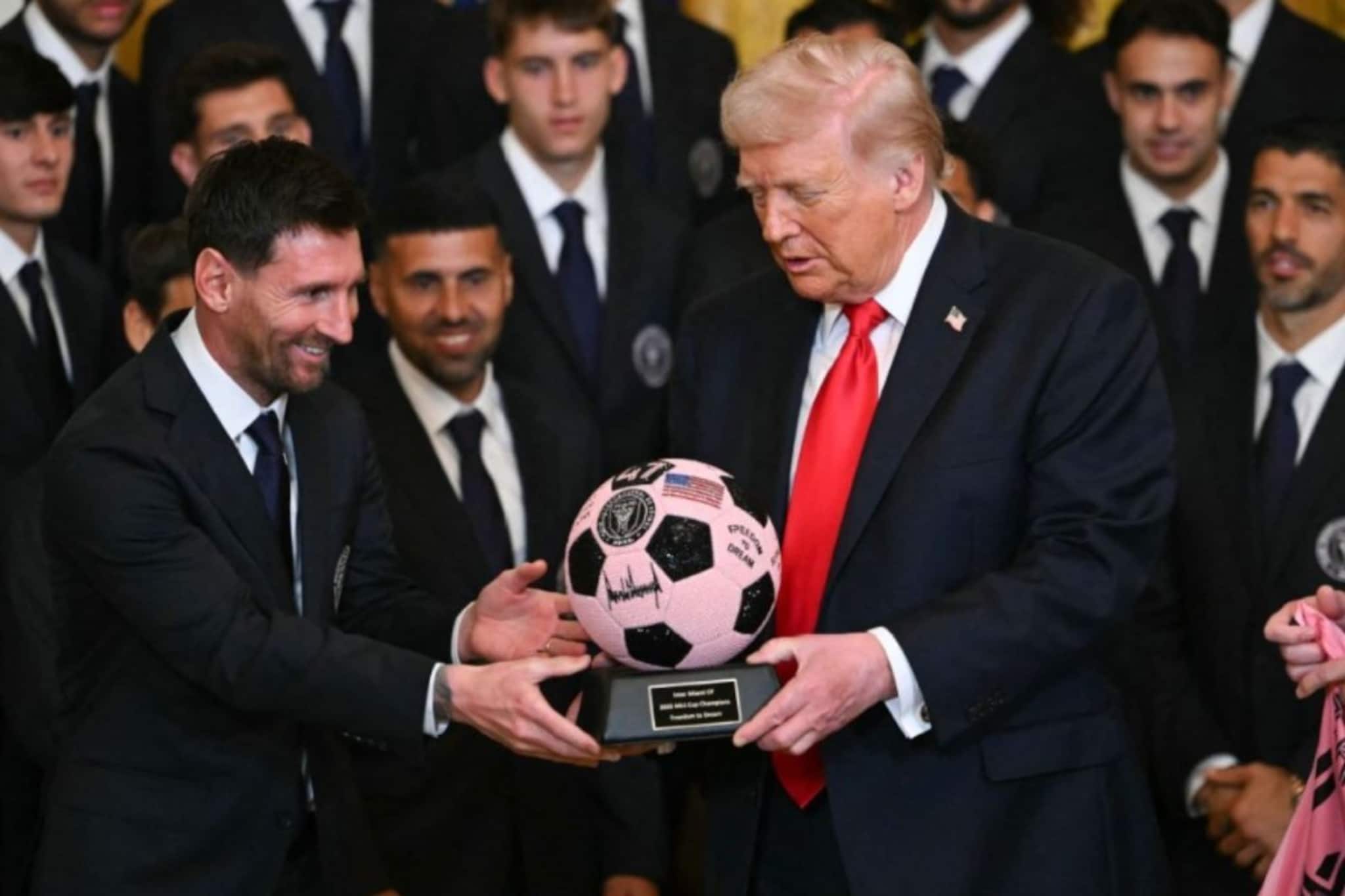 'আমার ছেলে তোমার বড় ভক্ত, তুমি পেলের থেকেও ভালো'! হোয়াইট হাউসে মেসিকে সংবর্ধনা ট্রাম্পের