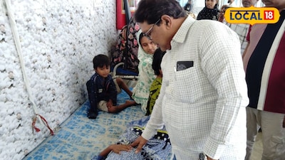 অসুস্থ শিশুদের চিকিৎসা করছেন বিধায়ক