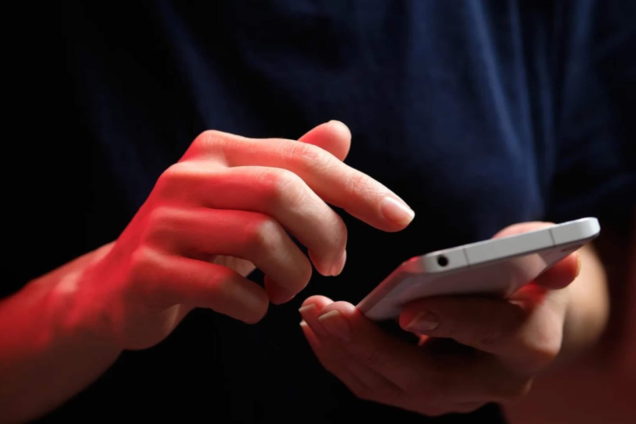 কল করার সময় ফোনের স্ক্রিন কালো হয়ে যায়? ভয়ের কিছু নেই, ৯০ শতাংশ মানুষই জানেন না এর আসল গোপন রহস্য! কল করার সময় ফোনের স্ক্রিন কালো হয়ে যায়? ভয়ের কিছু নেই, ৯০ শতাংশ মানুষই জানেন না এর আসল গোপন রহস্য!