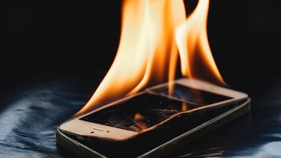 পুরোনো মোবাইল ব্যাটারি ঘরে রাখছেন? মুহূর্তেই ঘটতে পারে বিস্ফোরণ, জানুন বড় বিপদের কারণ