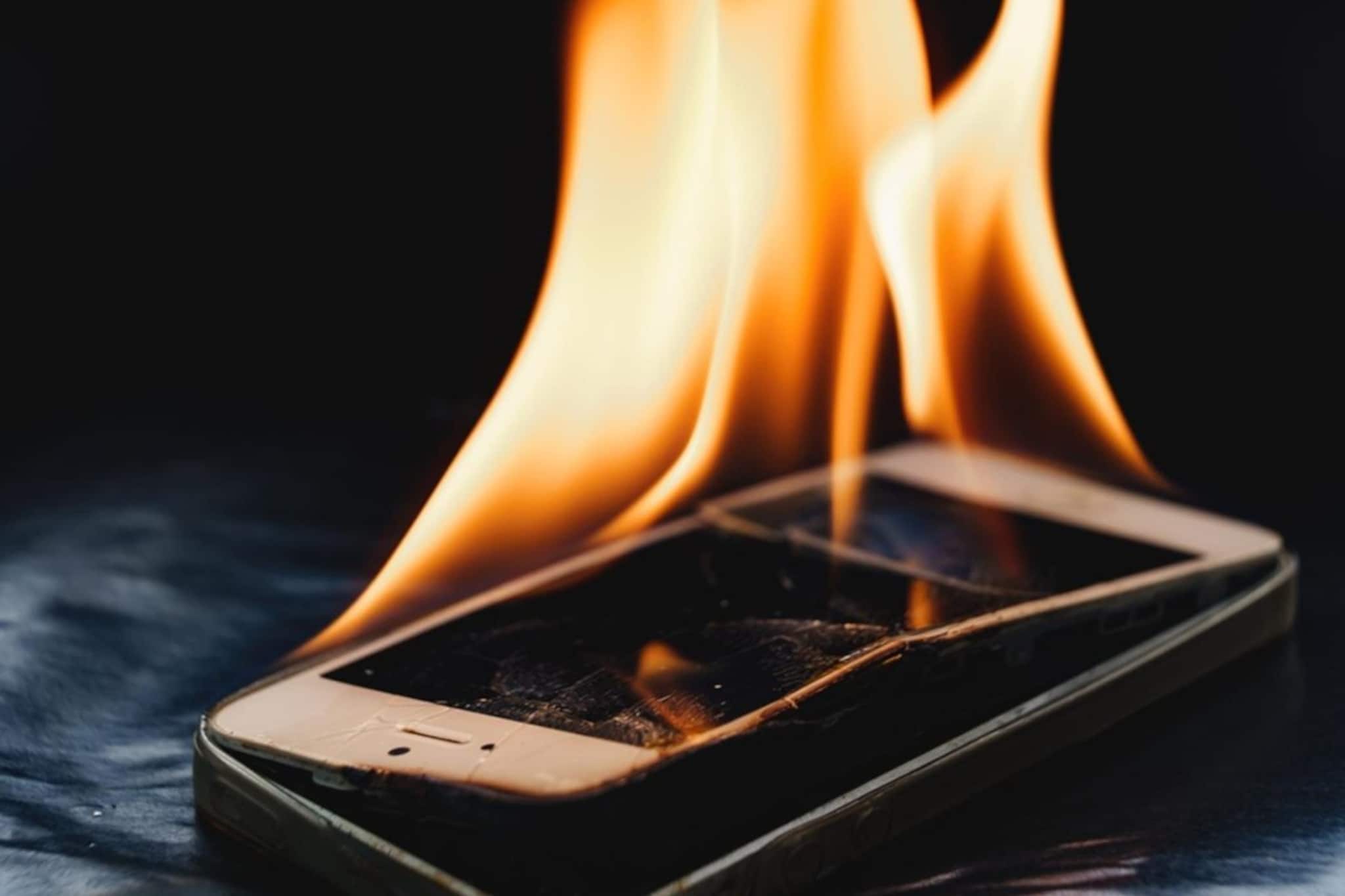 পুরোনো মোবাইল ব্যাটারি ঘরে রাখছেন? মুহূর্তেই ঘটতে পারে বিস্ফোরণ, জানুন বড় বিপদের কারণ