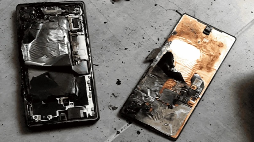 অগ্নিকাণ্ডের ঝুঁকি: পুরানো ফোনের ব্যাটারি অতিরিক্ত গরম হওয়ার কারণে তাতে শর্ট সার্কিট হতে পারে। এর ফলে ঘরে থাকা অন্যান্য জিনিসে আগুন লেগে যাওয়ার ঝুঁকি থাকে। অগ্নিকাণ্ডের ঝুঁকি: পুরানো ফোনের ব্যাটারি অতিরিক্ত গরম হওয়ার কারণে তাতে শর্ট সার্কিট হতে পারে। এর ফলে ঘরে থাকা অন্যান্য জিনিসে আগুন লেগে যাওয়ার ঝুঁকি থাকে।