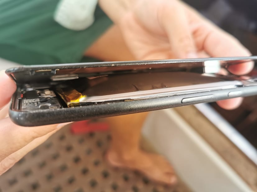 পুরানো ব্যাটারি নিয়ে কী করবেন? পুরানো স্মার্টফোন বা তার ব্যাটারি দীর্ঘ সময় ধরে ঘরে ফেলে রাখবেন না। বাজারে এমন অনেক স্টার্টআপ বা সংস্থা রয়েছে যারা পুরানো স্মার্টফোন কেনে; তাদের সঙ্গে যোগাযোগ করে ফোনটি বিক্রি করে দিন। এছাড়া, পুরানো ফোন বা তার ব্যাটারি সরাসরি রোদে রাখবেন না। এমনটা করা বিপজ্জনক প্রমাণিত হতে পারে এবং ব্যাটারি বিস্ফোরিত হওয়ার ঝুঁকি থাকে। পুরানো ব্যাটারি নিয়ে কী করবেন? পুরানো স্মার্টফোন বা তার ব্যাটারি দীর্ঘ সময় ধরে ঘরে ফেলে রাখবেন না। বাজারে এমন অনেক স্টার্টআপ বা সংস্থা রয়েছে যারা পুরানো স্মার্টফোন কেনে; তাদের সঙ্গে যোগাযোগ করে ফোনটি বিক্রি করে দিন। এছাড়া, পুরানো ফোন বা তার ব্যাটারি সরাসরি রোদে রাখবেন না। এমনটা করা বিপজ্জনক প্রমাণিত হতে পারে এবং ব্যাটারি বিস্ফোরিত হওয়ার ঝুঁকি থাকে।