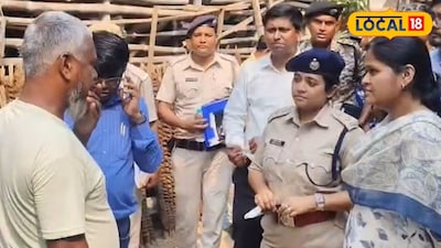 গ্রামবাসীদের সঙ্গে কথা বলছেন প্রশাসনিক আধিকারিকরা