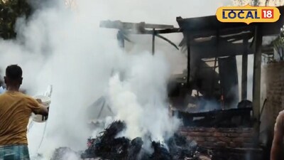 আগুনে পুড়ে ছাই হয়ে গিয়েছে বাড়িটি