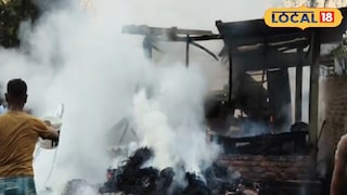 আগুনে পুড়ে ছাই হয়ে গিয়েছে বাড়িটি